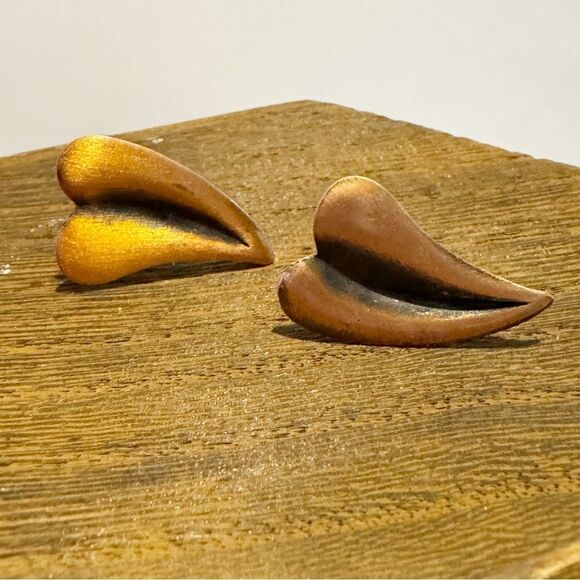 Vintage copper screwback earrings curving upside down heart shaped - Picture 3 of 4